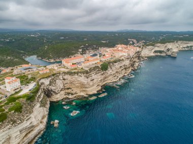 Hava manzaralı Bonifacio Burnu Güney Korsika Fransa kalesi kayalık kayalık kayalıklarda beyaz kireçtaşı kayalıklarda.