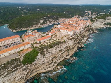 Hava manzaralı Bonifacio Burnu Güney Korsika Fransa kalesi kayalık kayalık kayalıklarda beyaz kireçtaşı kayalıklarda.