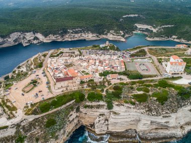 Hava manzaralı Bonifacio Burnu Güney Korsika Fransa kalesi kayalık kayalık kayalıklarda beyaz kireçtaşı kayalıklarda.