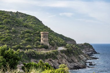 Watchtower plaj manzaralı Roadtrip. Fransa Korsika adasındaki kayalık Corse yarımadası kıyısı boyunca uzanan yol..