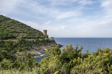 Watchtower plaj manzaralı Roadtrip. Fransa Korsika adasındaki kayalık Corse yarımadası kıyısı boyunca uzanan yol..