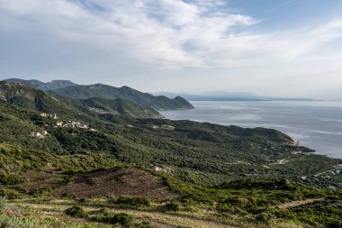 Korsika adası Fransa 'daki Cap Corse yarımadasının kayalık kıyısı boyunca uzanan sahil manzaralı Roadtrip.