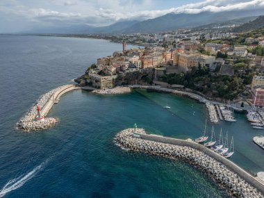 Korsika adasının kuzeyindeki Bastia Kalesi 'nin havadan görünüşü - Akdeniz manzaralı Ceneviz şehri.