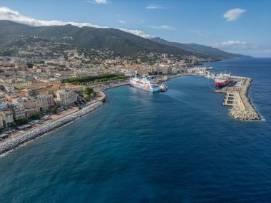 Korsika adasının kuzeyindeki Bastia Kalesi 'nin havadan görünüşü - Akdeniz manzaralı Ceneviz şehri.