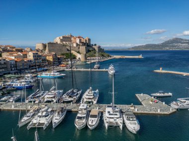 Yukarı Korsika 'daki Calvi Kalesi' nin havadan görünüşü - Akdeniz 'de savunma duvarları olan Fransız deniz kalesi