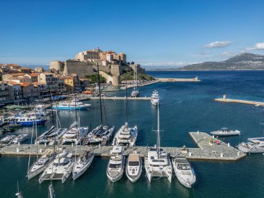 Yukarı Korsika 'daki Calvi Kalesi' nin havadan görünüşü - Akdeniz 'de savunma duvarları olan Fransız deniz kalesi