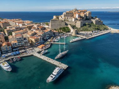 Yukarı Korsika 'daki Calvi Kalesi' nin havadan görünüşü - Akdeniz 'de savunma duvarları olan Fransız deniz kalesi