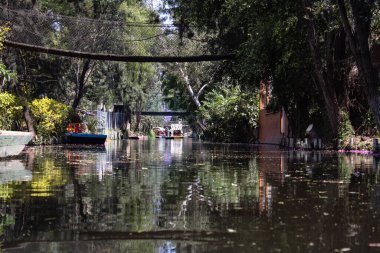 Kanalda küçük bir tekne.