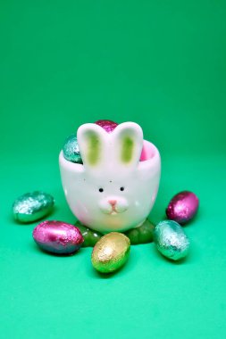 Renkli Paskalya yumurtası standı ve şekerler