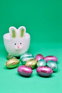 Renkli Paskalya yumurtası standı ve çikolatalar