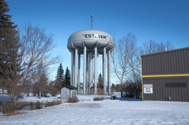 Kış sükuneti Estevan Su Kulesi Manzarası. Kanada, Saskatchewan 'da kar örtülü kış manzarasına karşı ikonik Estevan su kulesinin sakin bir görüntüsü..