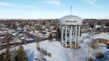 Kış sükuneti Estevan Su Kulesi Manzarası. Kanada, Saskatchewan 'da kar örtülü kış manzarasına karşı ikonik Estevan su kulesinin sakin bir görüntüsü..
