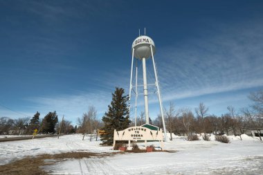 Kış sükuneti Ogema Su Kulesi Manzarası. Kanada 'nın Saskatchewan kentindeki kar örtülü kış manzarasına karşı ikonik Ogema su kulesinin sakin bir görüntüsü. Yüksek kalite 4k görüntü
