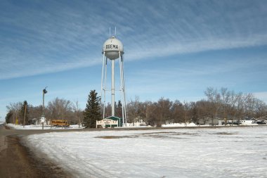 Kış Huzuru Su Kulesi Manzarası. Kanada 'nın Saskatchewan kentindeki kar örtülü kış manzarasına karşı ikonik Ogema su kulesinin sakin bir görüntüsü. Yüksek kalite 4k görüntü