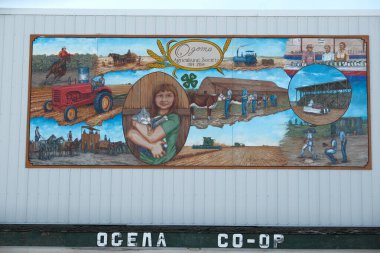 Saskatchewan 'daki Ogema' nın Kırsal Hayatı ve Gelenekleri. Yüksek kalite fotoğraf. Yüzyıl boyunca Ogema toplumunun tarım yaşamına adanmış canlı bir duvar resmi.
