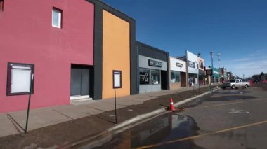 Kuzey Amerika 'daki Küçük Şehir' de tuhaf bir kış günü. Yüksek kaliteli FullHD görüntüler. Kanada, Saskatchewan 'da bulunan küçük Estevan kasabasının hava manzarası..