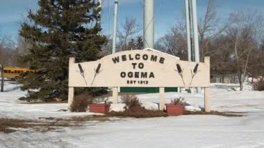 Kışın Ogema şehrine. Kanada 'nın Saskatchewan kentindeki kar örtülü kış manzarasına karşı ikonik Ogema su kulesinin sakin bir görüntüsü. Yüksek kalite 4k görüntü