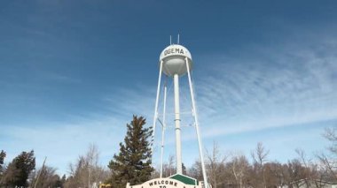 Kış sükuneti Ogema Su Kulesi Manzarası. Kanada 'nın Saskatchewan kentindeki kar örtülü kış manzarasına karşı ikonik Ogema su kulesinin sakin bir görüntüsü. Yüksek kalite 4k görüntü