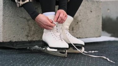 Kadın açık hava buz pateni pistinde buz pateni yapıyor. Yüksek kalite 4K görüntü