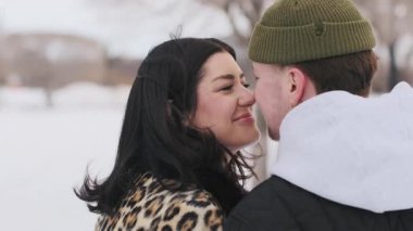 Mutlu genç ve güzel çift güneşli kış ormanlarında birlikte vakit geçirir. Yüksek kalite 4k görüntü