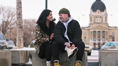 İki birey karlı bir şehir gezintisinden zevk alıyor. Şık bir leopar kürkü ve buz pateni büyüleyici tarihi bir bina ve kış atmosferi tarafından çerçevelenmiş bir cazibe ekler. Yüksek kalite 4k görüntü