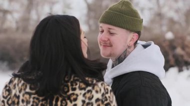 Mutlu genç ve güzel çift güneşli kış ormanlarında birlikte vakit geçirir. Yüksek kalite 4k görüntü