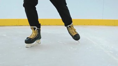 Park 'taki nehir gölünde beyaz buz. Buz üstünde patenli adam bacakları. Gölde gün batımında beyaz kar. Yüksek kalite 4k görüntü