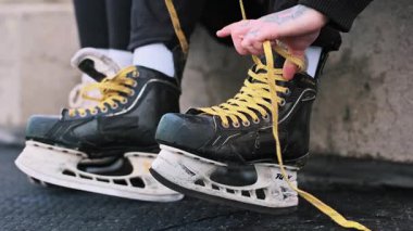 Erkek, buz pateni pistinde buz pateni yapıyor. Yüksek kalite 4k görüntü