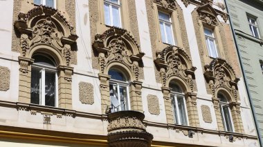 Kargo balkonunda modern uydu antenleri, dekorasyon, pastel renkler için bıyıklı yüzler, aşağıdan yan görünüş, pencerelere yakın bitki süsleri, bina elementleri, bir evin içi, heykel, ev dekorasyonu için elementler.