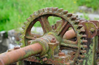 Su değirmenindeki paslı eski kırsal makineler