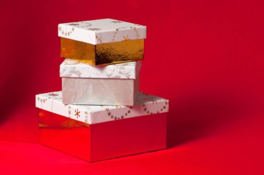 Kutularda yığınla hediye.