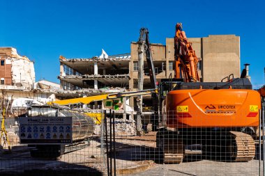 Badalona, İspanya-09 Mart 2025. Ağır makineli inşaat alanı ve kısmen yıkılan bina.