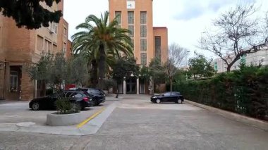 Birkaç yeni hasat edilmiş Calots bir markette satılık sepetin içinde genç bir Katalan soğanı. Calotada. Lezzetli bir sosla yenen tipik katalan yemekleri.