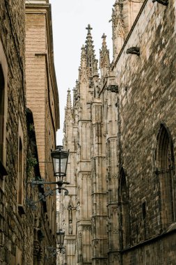 Kutsal haçın katedrali ve dar bir caddenin üzerindeki Aziz Eulalia kuleleri Barselona 'daki gotik mimarisini ve zengin tarihini gözler önüne seriyor.