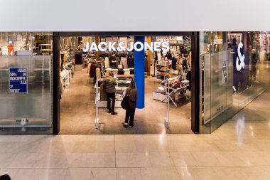 Barselona, İspanya-1 Şubat 2025. JACK & JONES, Avrupa 'nın önde gelen erkek moda üreticilerinden ve 38 ülkede binden fazla mağaza işletiyor..
