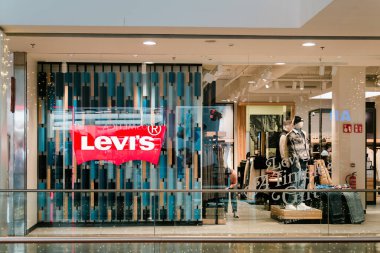 Barselona, İspanya-1 Şubat 2025. Alışveriş merkezindeki Levis mağazasının ön girişi.