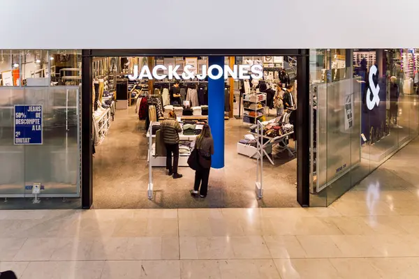 Barselona, İspanya-1 Şubat 2025. JACK & JONES, Avrupa 'nın önde gelen erkek moda üreticilerinden ve 38 ülkede binden fazla mağaza işletiyor..