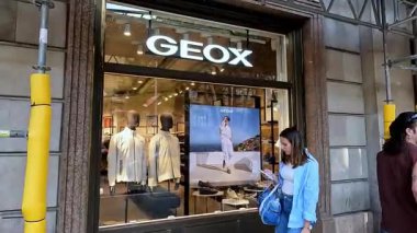 Barselona, İspanya-09 Mart 2025. GEOX mağazası. Geox, İtalyan bir ayakkabı ve giysi markası..