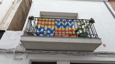 Katalonya, İspanya 'da balkonda asılı bir badalona bayrağı