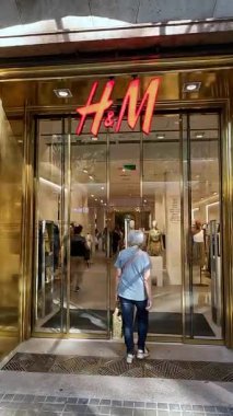 Barselona, İspanya-09 Mart 2025. HM 'nin logosu ve cephesi, İsveç çok uluslu giyim mağazaları zinciri