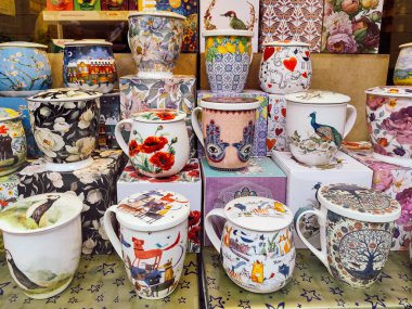 Barselona, İspanya-1 Şubat 2025. Çeşitli dekoratif seramik çay fincanları, sanatsal ve çiçekli kapaklı kapaklar, bir mağazadaki hediye kutularında sergileniyor..