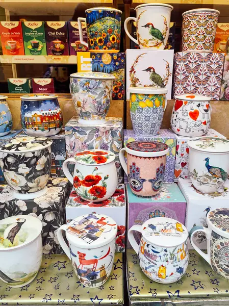Barselona, İspanya-1 Şubat 2025. Çeşitli dekoratif seramik çay fincanları, sanatsal ve çiçekli kapaklı kapaklar, bir mağazadaki hediye kutularında sergileniyor..