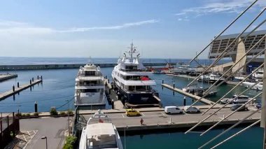 Barselona, İspanya 'da modern binalar ve palmiye ağaçları liman limanına demirlemiş yatlar