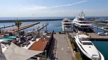 Barselona, İspanya 'da modern binalar ve palmiye ağaçları liman limanına demirlemiş yatlar