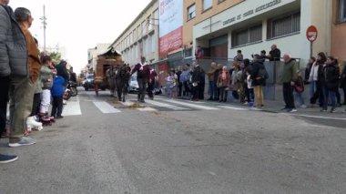 Barselona, İspanya - 15 Şubat 2025. Geleneksel Sant Antoni Festivali, Tres Mezarlığı, süslü atların kalabalığın izlediği saman dolu bir arabayı şehrin sokaklarında sürüklediği geçit töreni..