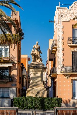 Roca i Pi heykeli, Badalona, İspanya 'da deniz kenarında geziniyor..