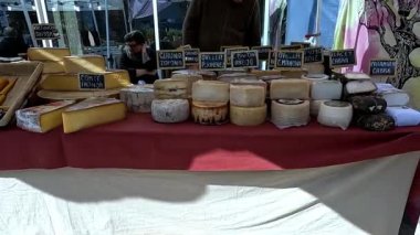 Barselona, İspanya-31 Mart 2025. Geleneksel ambalajlı, yaşlandırılmış, mermer kaplı ve balmumu peynirlerden oluşan bir market tezgahında çeşitli zanaatkâr peynirler sergileniyor..