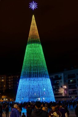 Badalona, İspanya-19 Kasım 2023. Bayram ışıkları ve süslü Noel ağacı olan şenlikli şehir. Badalona, İspanya