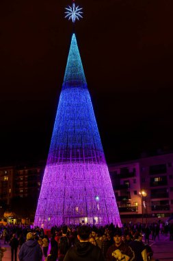 Badalona, İspanya-19 Kasım 2023. Bayram ışıkları ve süslü Noel ağacı olan şenlikli şehir. Badalona, İspanya