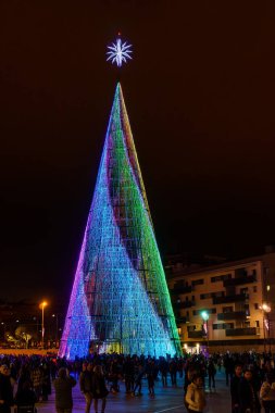 Badalona, İspanya-19 Kasım 2023. Bayram ışıkları ve süslü Noel ağacı olan şenlikli şehir. Badalona, İspanya
